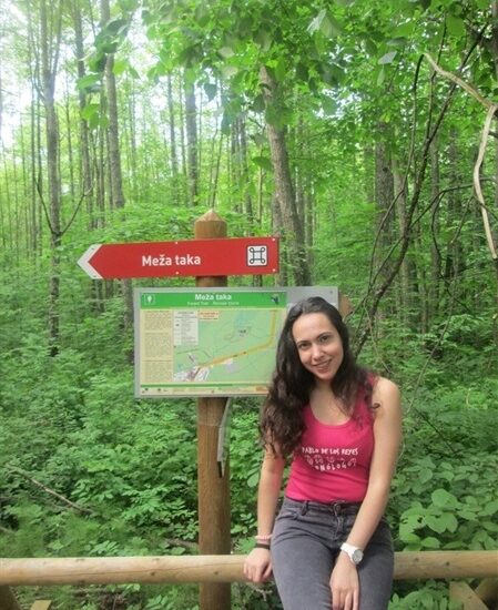 Ana perdida en un bosque de Letonia