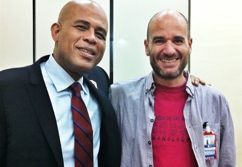 Lucas Fuica junto al presidente de Haití, Michel Martelly