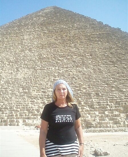 Frente a la pirámide de Keops.